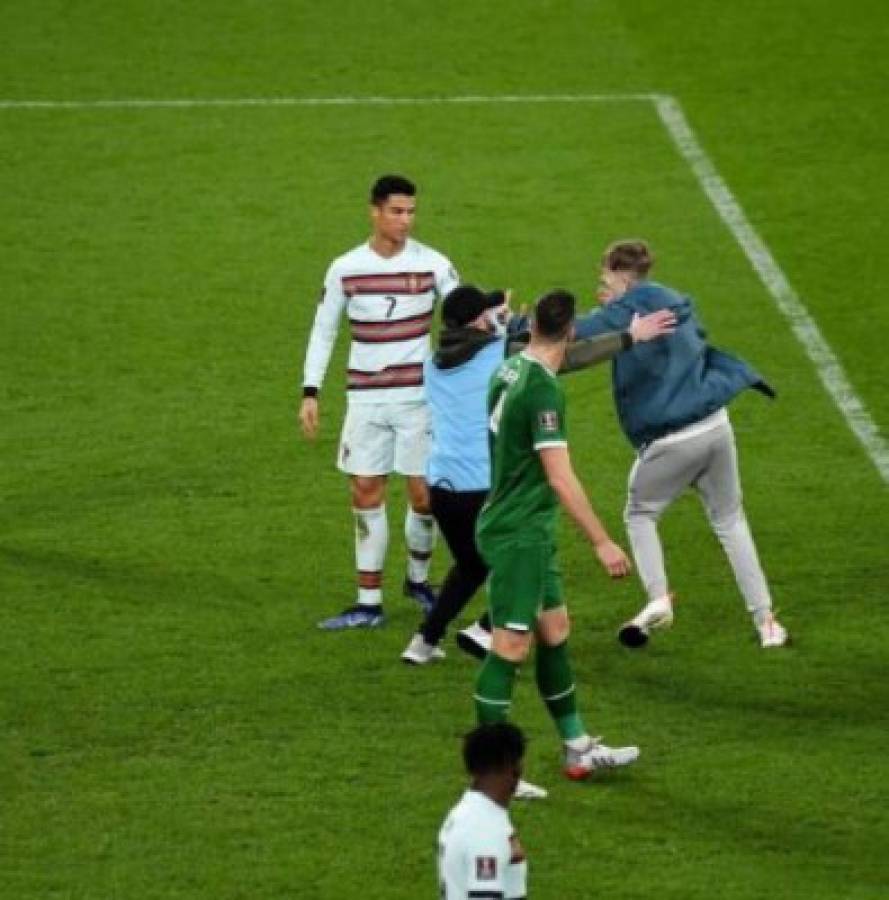 Niña corre llorando buscando a Cristiano Ronaldo y así reaccionó el portugués; Goretzka recibe patada criminal