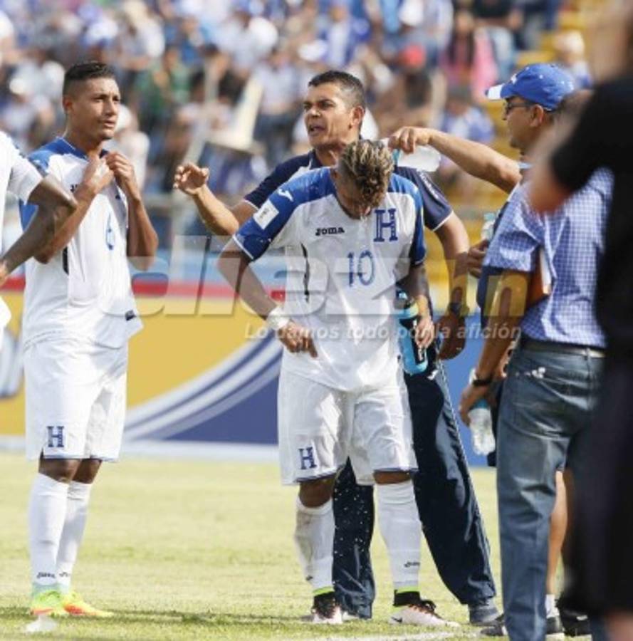 El sufrimiento de Amado Guevara en el banquillo de Honduras ante Canadá  