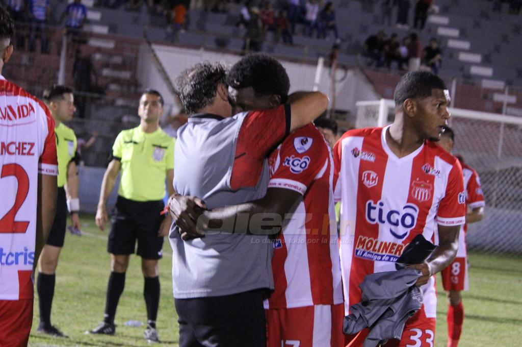 Emotivo abrazo entre Fernando Mira y Elison Rivas por su gol en los últimos minutos. (Foto Samuel Zelaya)