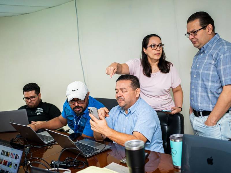 Gustavo Roca, Kelvin Coello, Nahum Aguilar, Zayra Caballero y Arturo Nolasco, observan los nuevos cambios en el rediseño que www.diez.hn te ofrece.