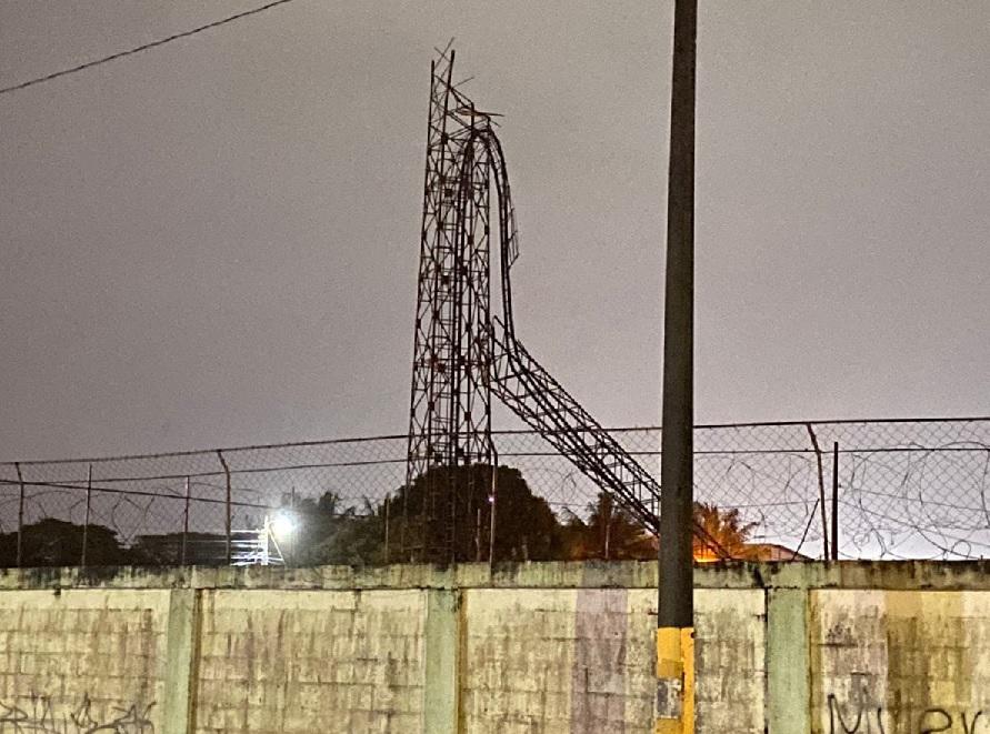 FOTOS: Estadio Excélsior pierde una de sus torres de iluminación y se confirma el tiempo que estará sin alumbrado
