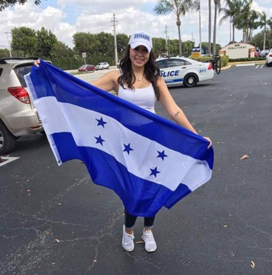 La belleza hondureña se pinta de azul y blanco cuando juega la Selección