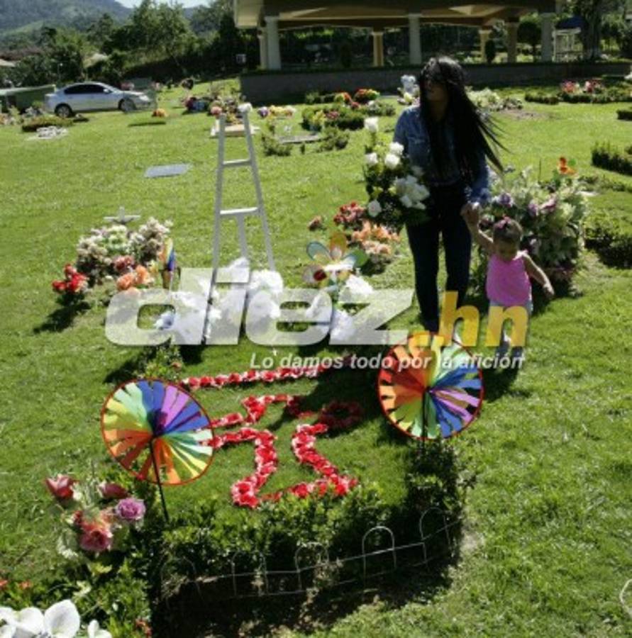 ¡Emotivas! Las fotos de la familia de Arnold Peralta en su tumba