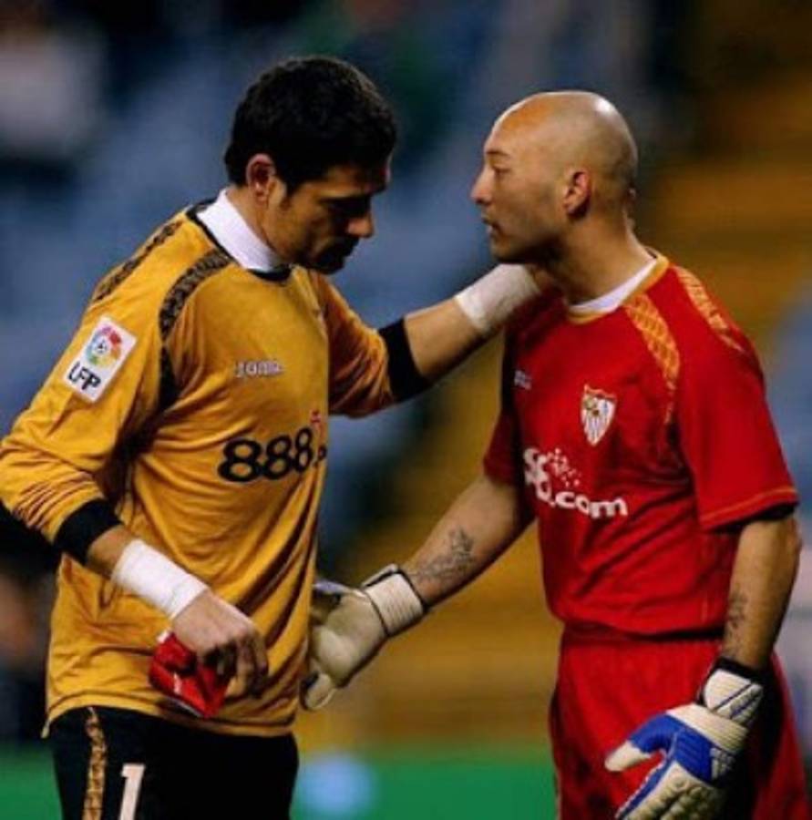 ¡Se pusieron los guantes! Jugadores de campo que tuvieron que defender el marco de su equipo