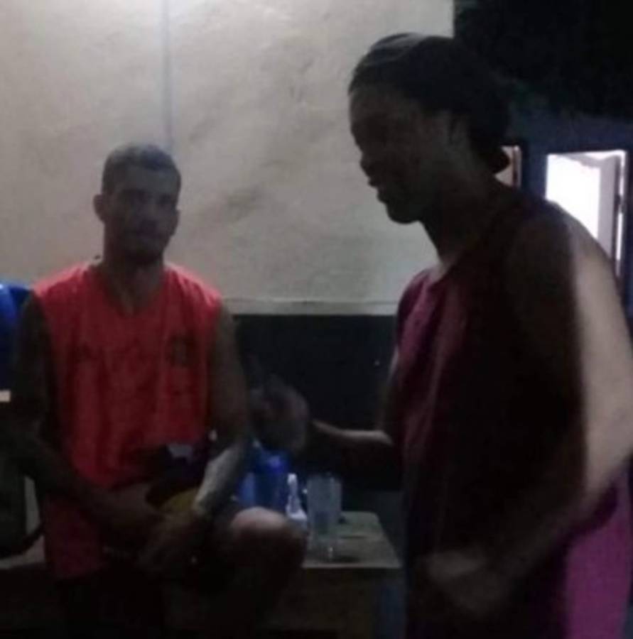 Caso Ronaldinho: Revelan nuevas fotografías del brasileño en la prisión el 'Cuadrilátero'