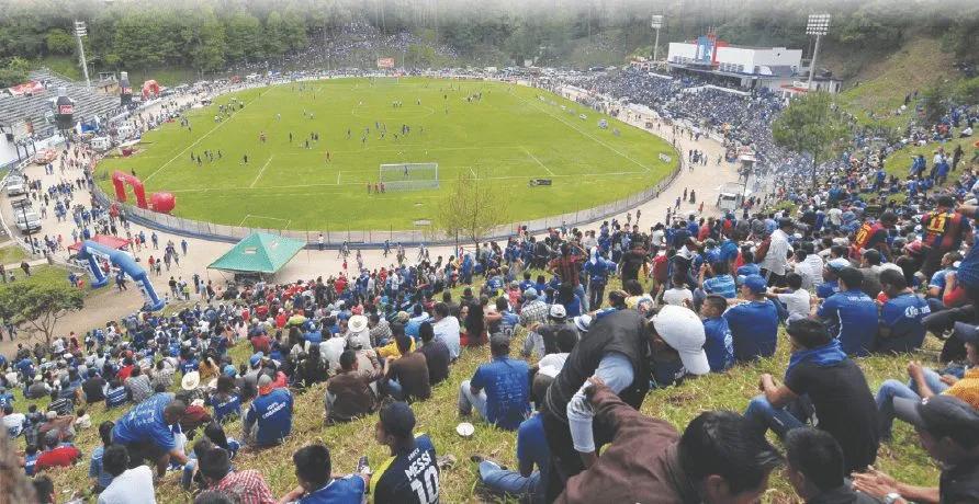 El estadio de Guatemala donde la gente se sienta a ver los partidos en las faldas de una montaña: ¡Una auténtica belleza!