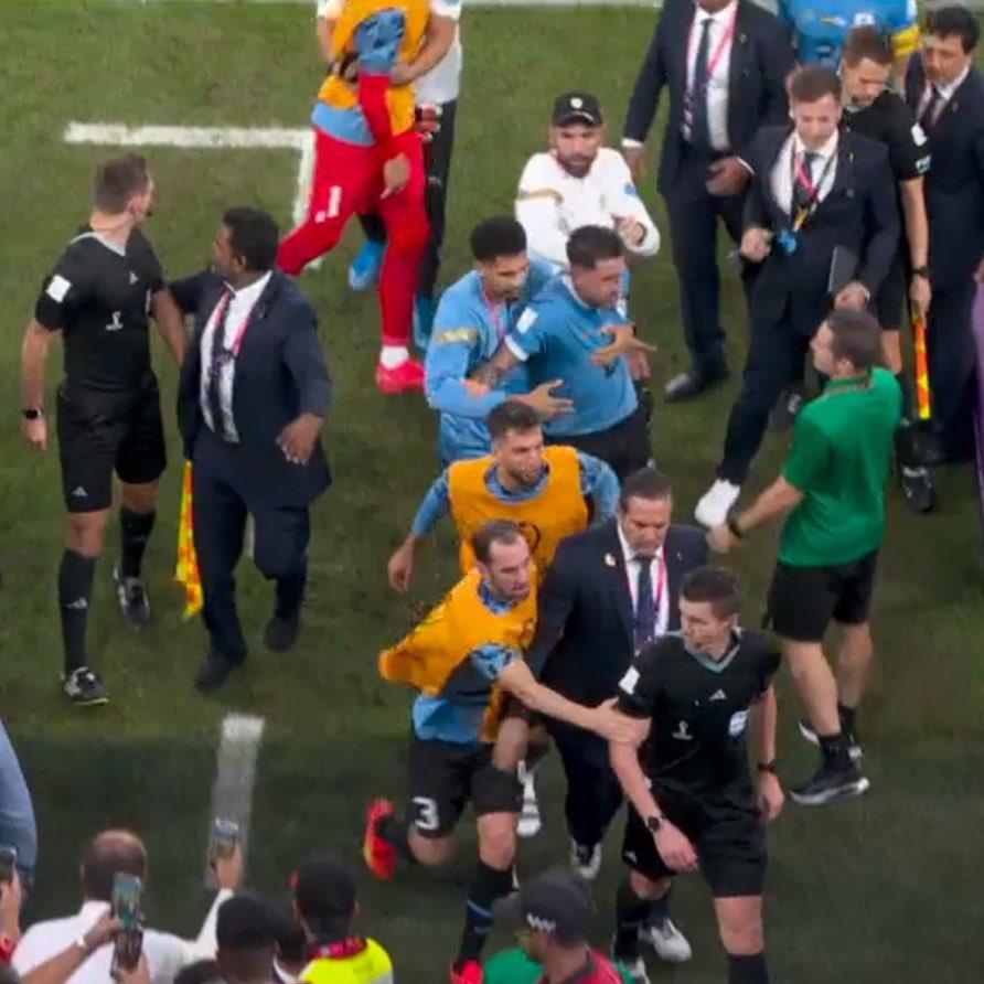 La bronca de Cavani con la máquina del VAR, metió gol, pero se fue expulsado y el feo gesto de Vlahovic en el cierre de grupos de Qatar 2022