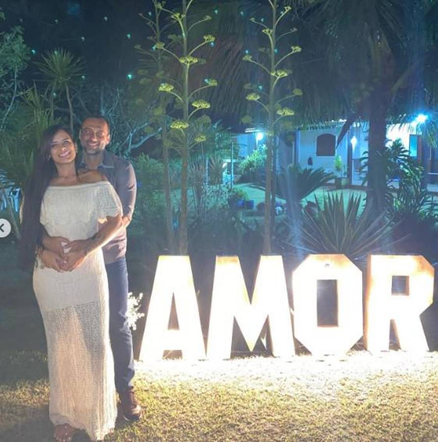 El ex del Olimpia Fabio de Souza y sus vacaciones con la hermosa Ana Gonçalves en Roatán; le pidió matrimonio