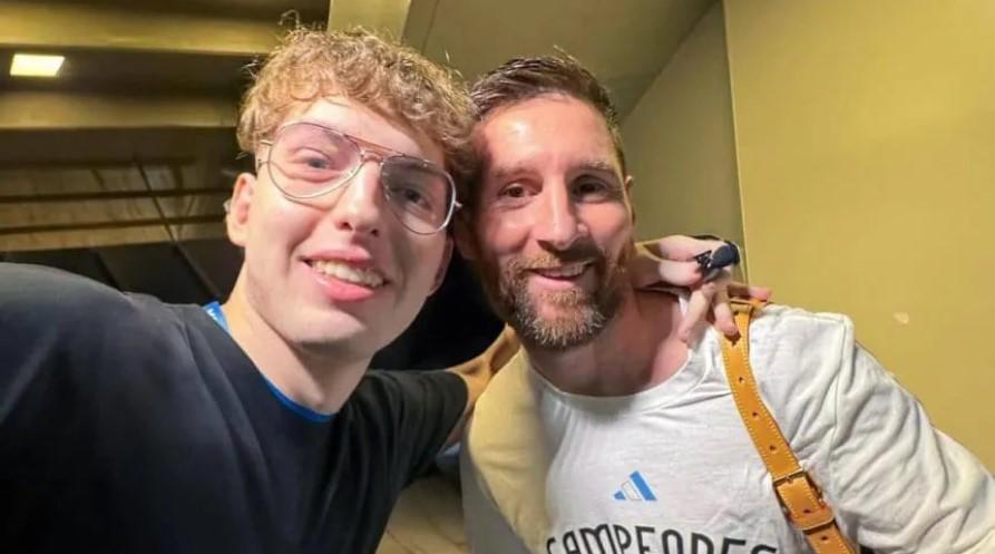 El famoso streamer que logró su foto con Messi y el chico de 20 años que debutó con Argentina y sorprendió a Leo ante Bolivia
