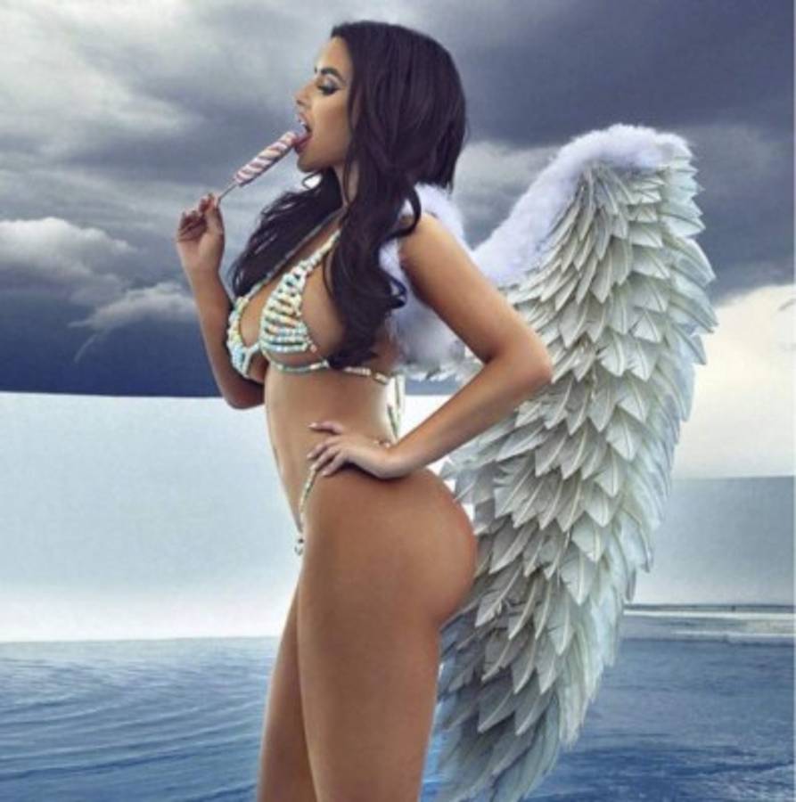 ¡De infarto! La exfutbolista más sexy arrasa con su calendario para 2017