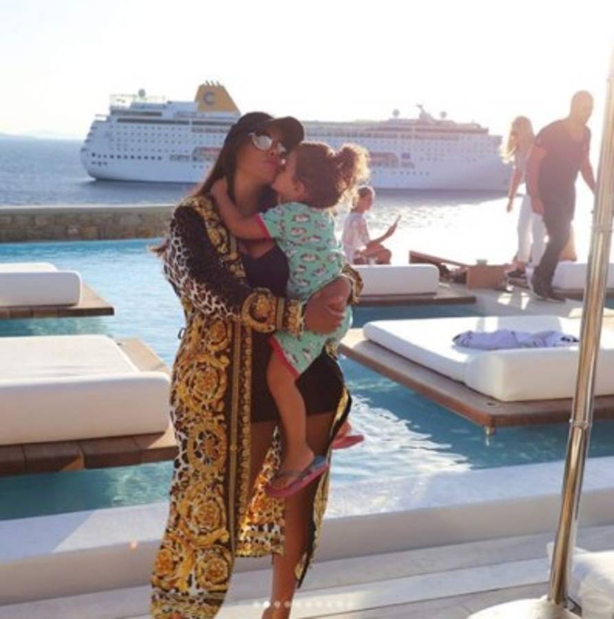 Daniella Semaan deslumbra junto con Antonela Rocuzzo en sus vacaciones en Grecia