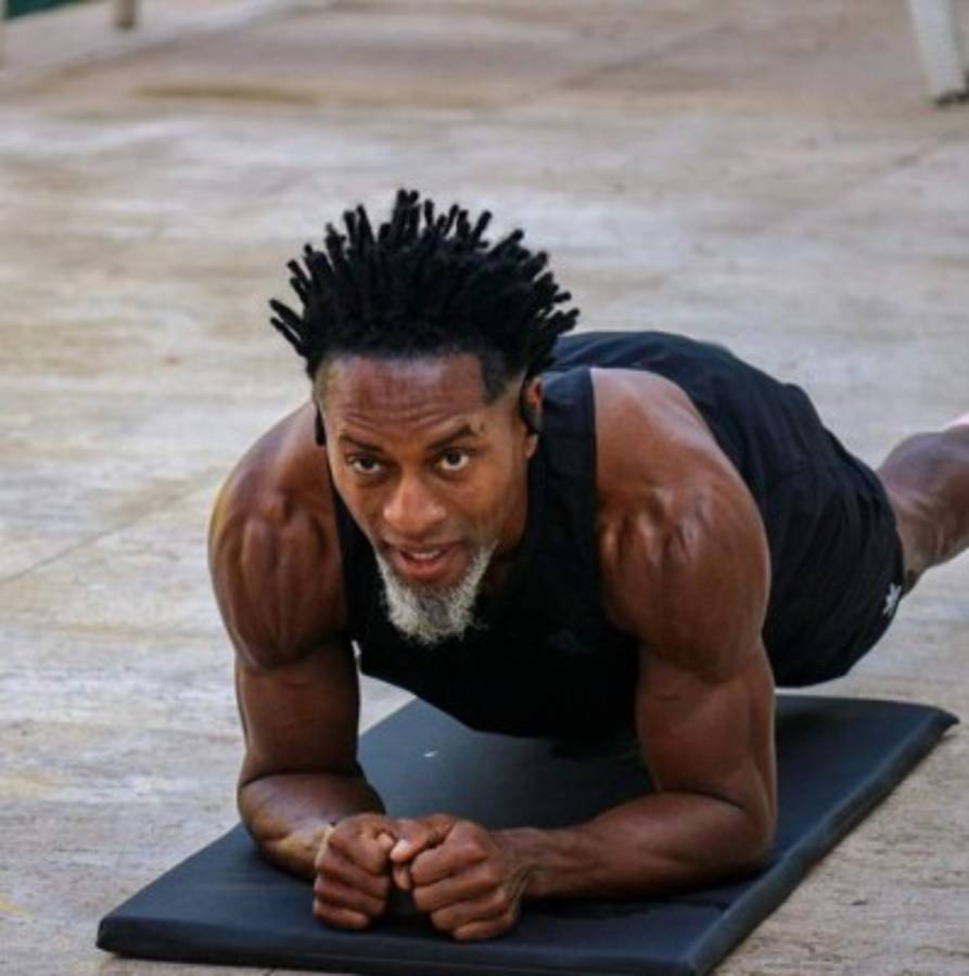 Uno terminó siendo luchador de WWE: Los futbolistas retirados que mantienen una brutal forma física