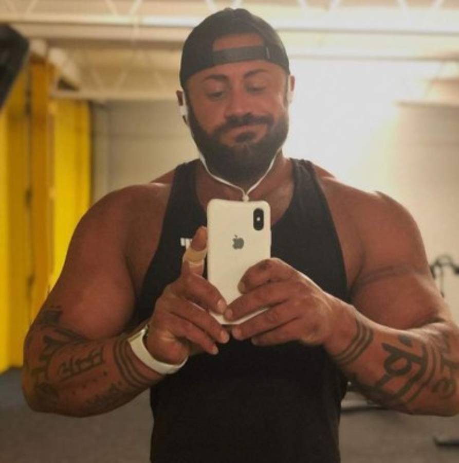 Un culturista se aplasta las piernas, le explotan las venas y Alexa de Amazon le salva la vida