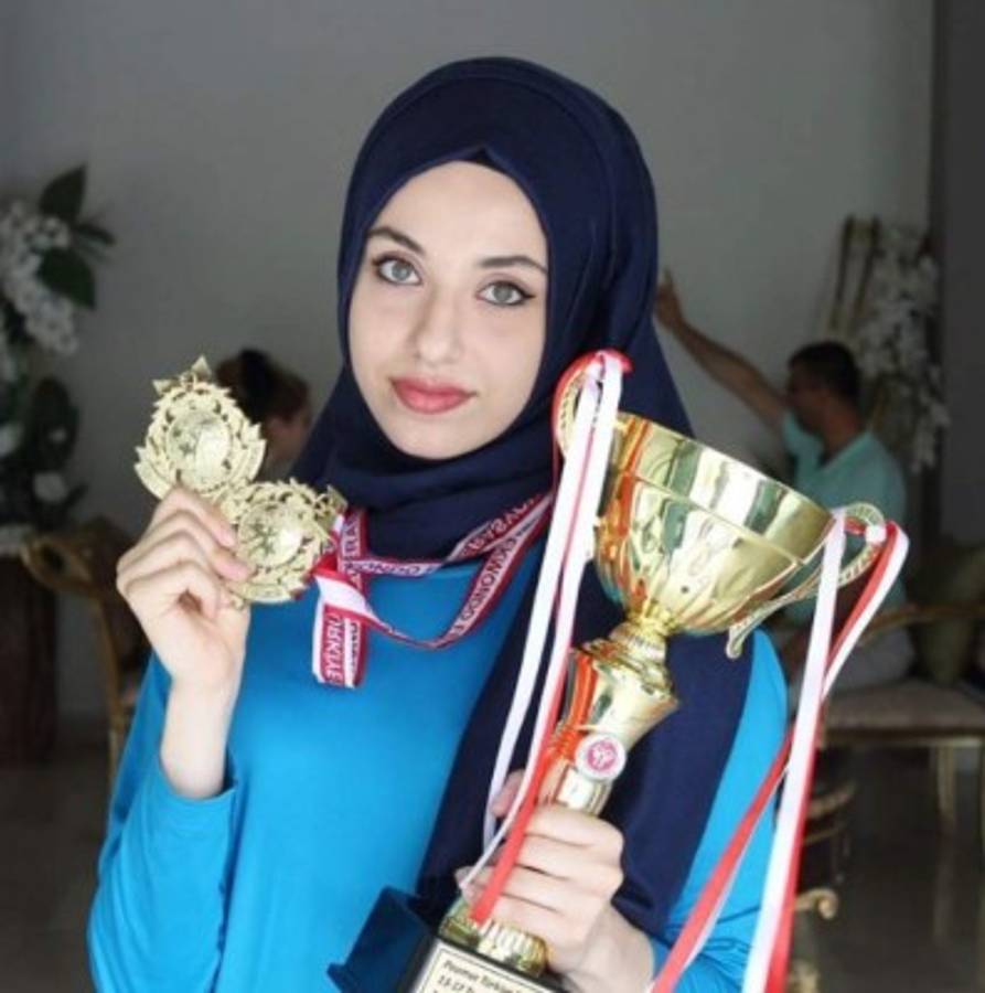 Fotos: La atleta turca que cautiva en Río pese a su no participación directa en los Juegos