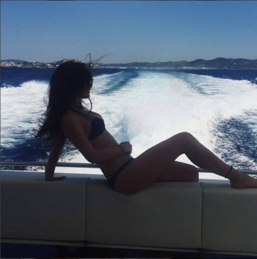 ¡UNA MUÑECA! Así es la bella hijastra que tiene el jugador español Cesc Fabregas