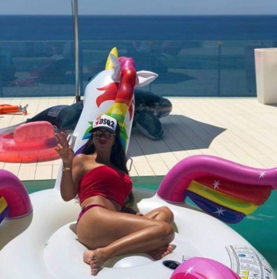 Daniella Semaan deslumbra junto con Antonela Rocuzzo en sus vacaciones en Grecia