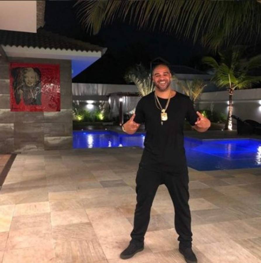 El gran giro que ha dado la vida de Adriano, el crack que volverá al fútbol