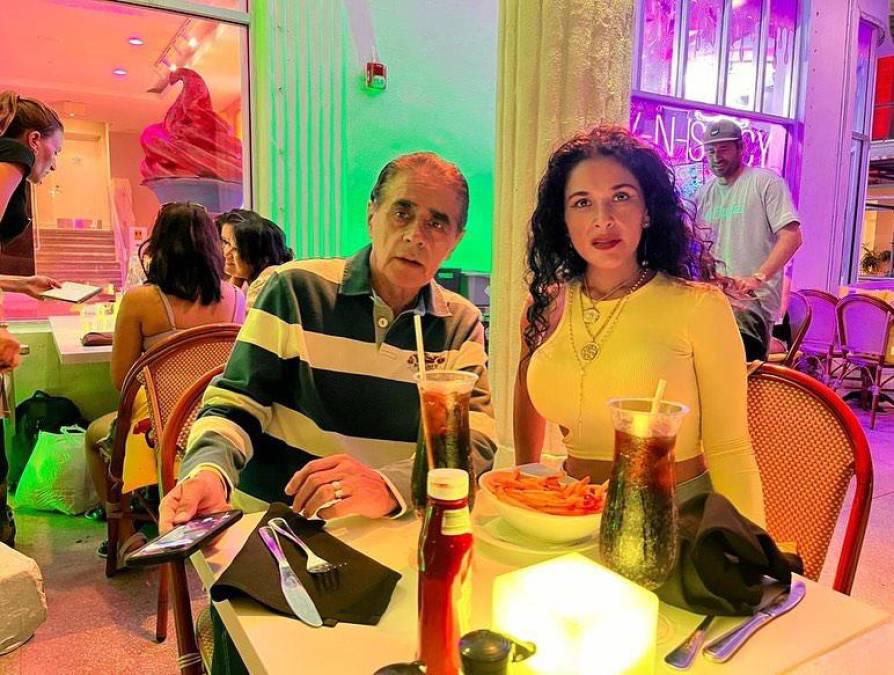 ¿Cuántos años le lleva? Ex comentarista de TUDN es tildado de Sugar Daddy por la espectacular novia que tiene