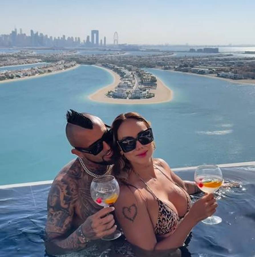 Arturo Vidal se fue a Medio Oriente con su exuberante novia y así fue recibido: “Vacaciones con mi mamacita”