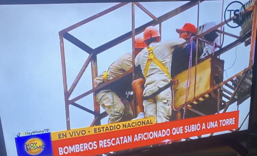 Olimpia-Olancho: Impresionante llenazo en el Nacional, el ‘loco’ que escaló una torre y futbolista reaparece como policía