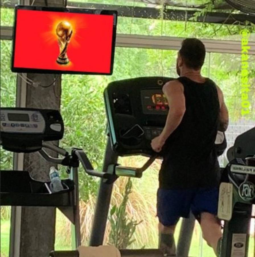 Messi viendo goles de Messi: Los crueles memes de la imagen viral del crack del Barcelona