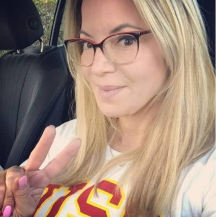 Así es la 'polémica' y hermosa Jeanie Buss, la primera dueña en ganar un anillo en la NBA