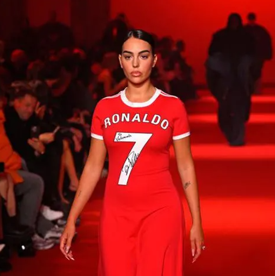 Georgina Rodríguez sorprendió en París con su atuendo: le rinde homenaje a Cristiano Ronaldo y la declaración de amor
