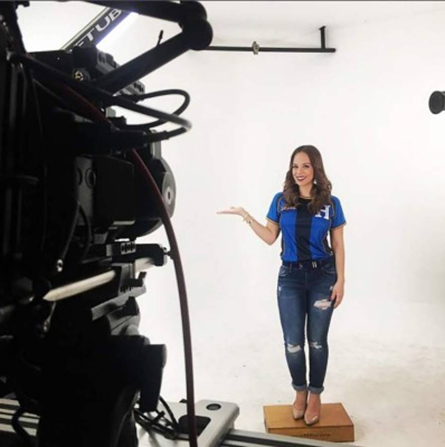 La belleza hondureña se pinta de azul y blanco cuando juega la Selección