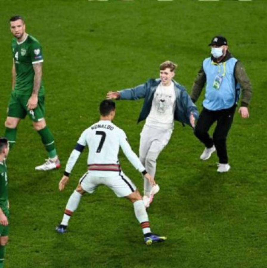 Niña corre llorando buscando a Cristiano Ronaldo y así reaccionó el portugués; Goretzka recibe patada criminal