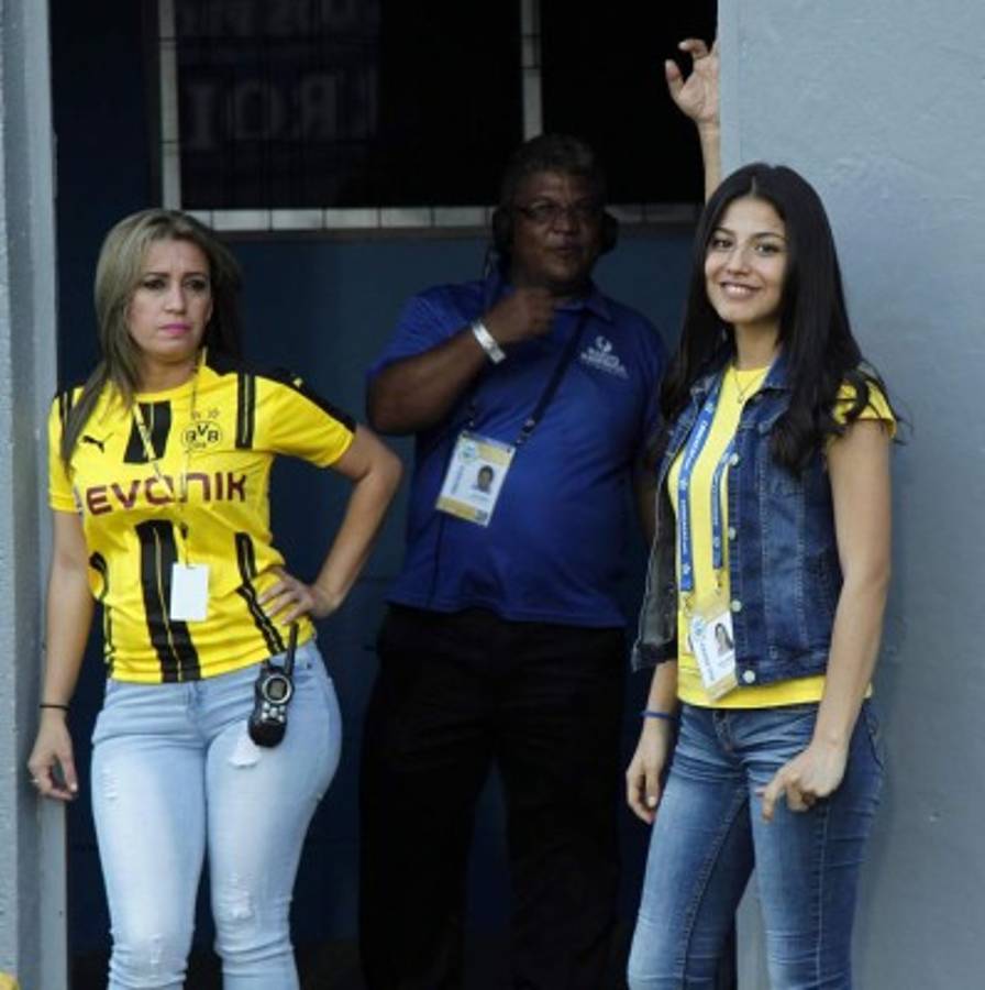 ¡HERMOSAS! Una Reina de Belleza entre las chicas lindas que asistieron a los estadios