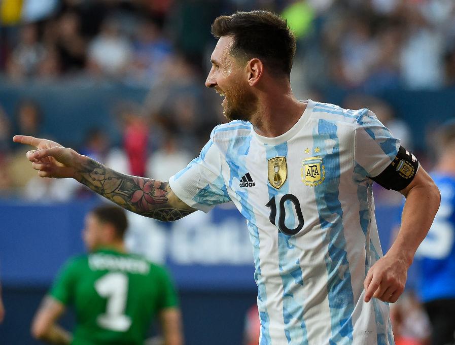 Las imágenes de la presentación estelar de Messi en el Argentina-Estonia: Su récord de cinco goles y alegría total