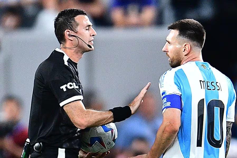 Investigado por estafa y su otra polémica en Copa América: el árbitro designado para el Argentina de Messi vs Ecuador