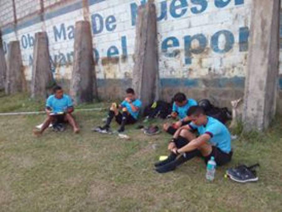 ¿Cómo se puede jugar fútbol en Roatán? ¡Sin agua, energía y camerinos!
