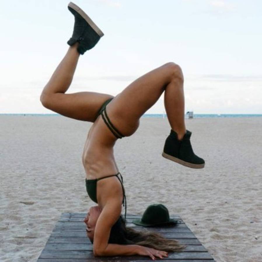 Nikkii Bear, la sexi instructora de yoga que quisieras tener de maestra