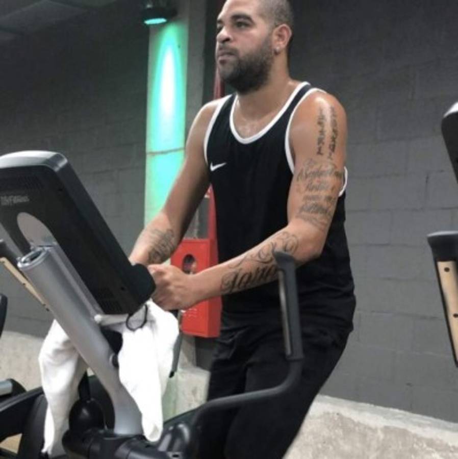 El gran giro que ha dado la vida de Adriano, el crack que volverá al fútbol