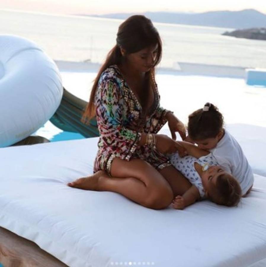 Daniella Semaan deslumbra junto con Antonela Rocuzzo en sus vacaciones en Grecia