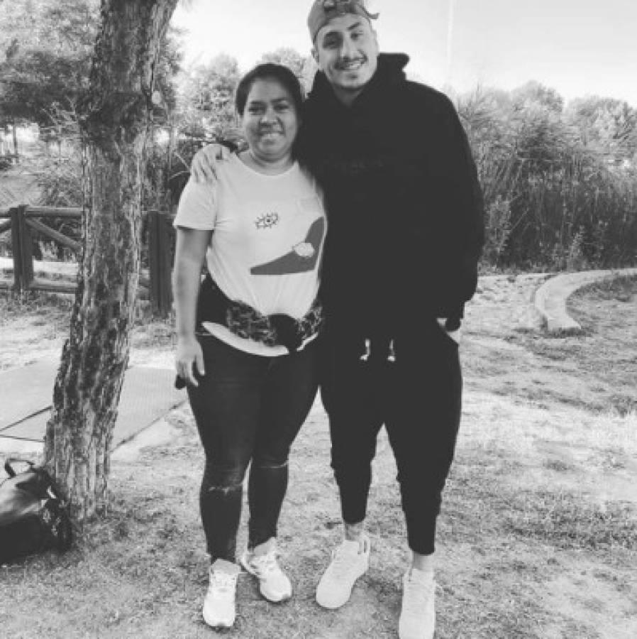 Acá una foto de la hondureña junto al uruguayo, José María Giménez.