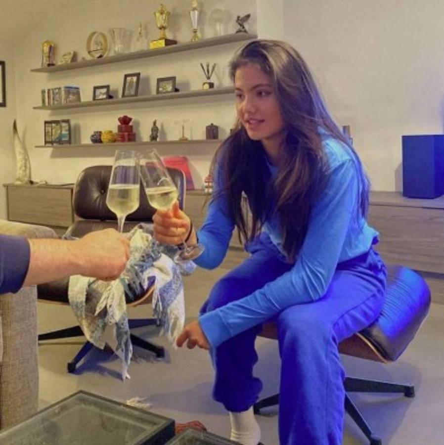 Subió 127 puestos y sería billonaria: Emma Raducanu, la campeona del US Open con 18 años que enloquece a Inglaterra