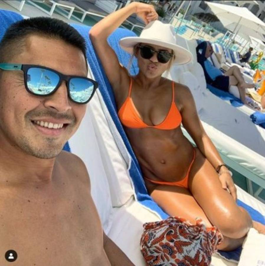 El mediocampista Roger Espinoza anuncia compromiso matrimonial con guapa futbolista en EUA