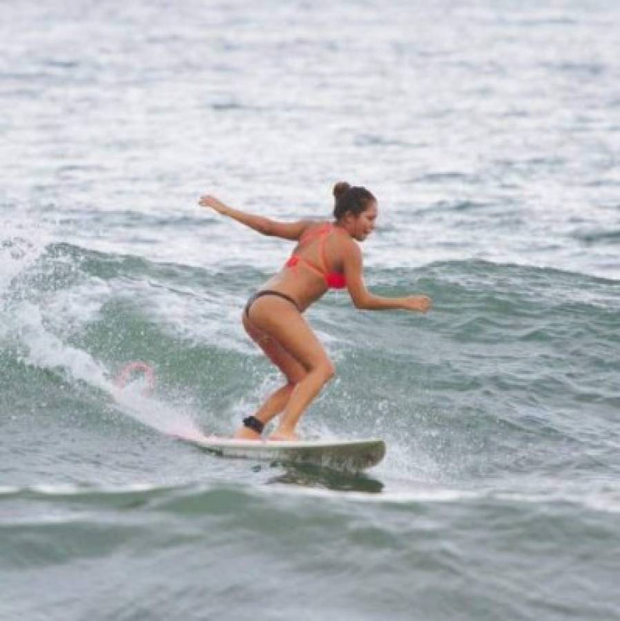 Verónica Angulo, la bella reportera deportiva tica amante del Surf