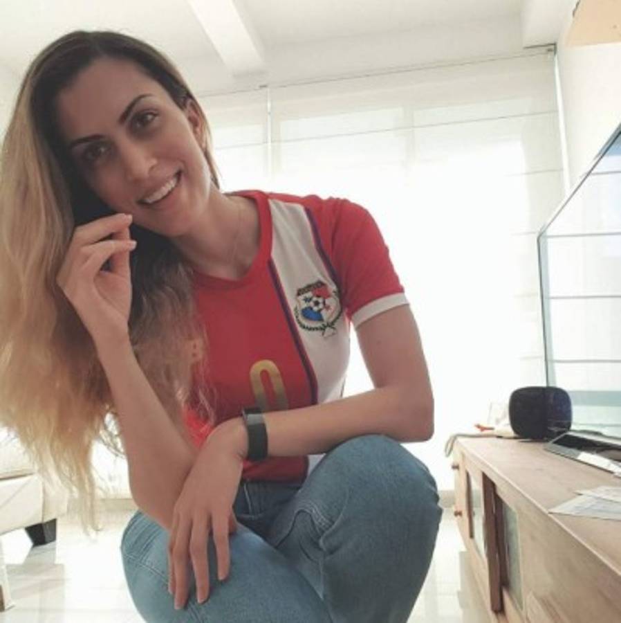 Estas son las hermosas presentadoras que calientan el Panamá-Honduras