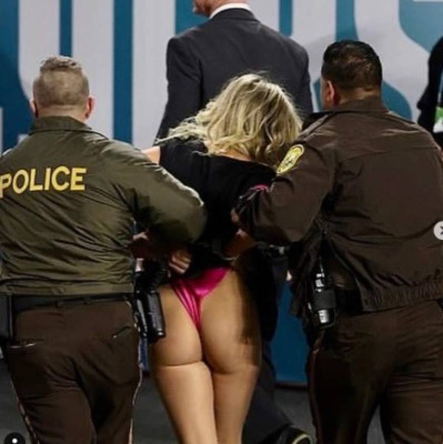 ¿Quién es? La sexy espontánea que enseñó de más al invadir la cancha en el Super Bowl