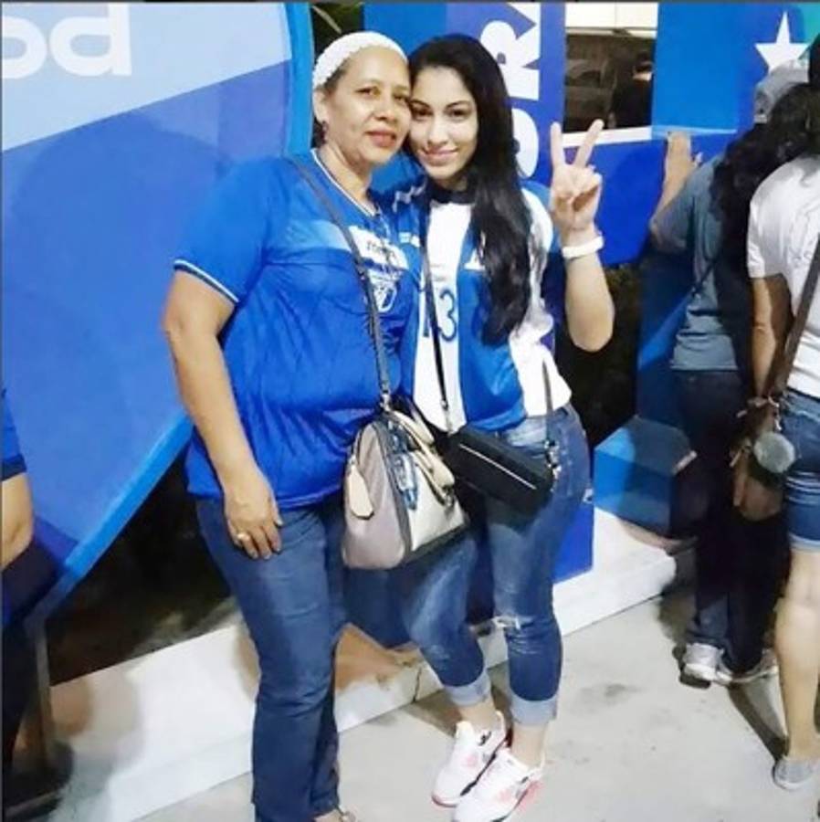 La belleza hondureña se pinta de azul y blanco cuando juega la Selección