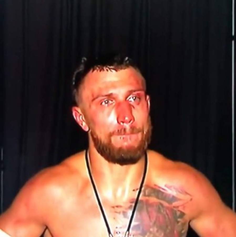 Las otras fotos del histórico triunfo de Teófimo López: se arropa con la bandera de Honduras y las lágrimas de Lomachenko