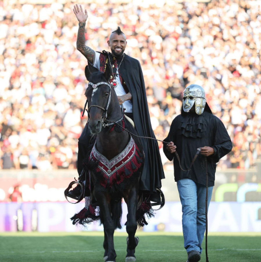 Arturo Vidal regresó a Colo Colo y así fue su épica presentación: llegó en helicóptero y luego montando un caballo como rey