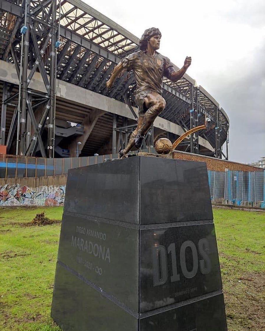 Un año de la muerte de Maradona: Napoli lo recuerda con nueva y polémica estatua y el autor explica el ‘’error’’