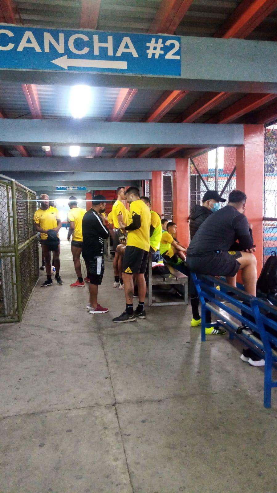 Real España entrenó en las canchas de Sportmanía ante las lluvias en San Pedro Sula.