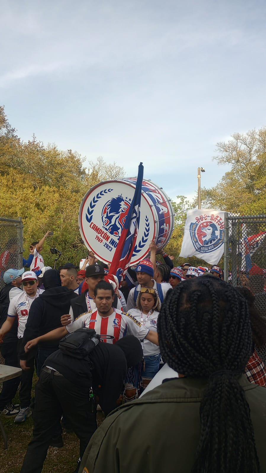 Olimpia deslumbra con ambientazo en New Orleans: banderazo y tremenda asistencia en amistoso