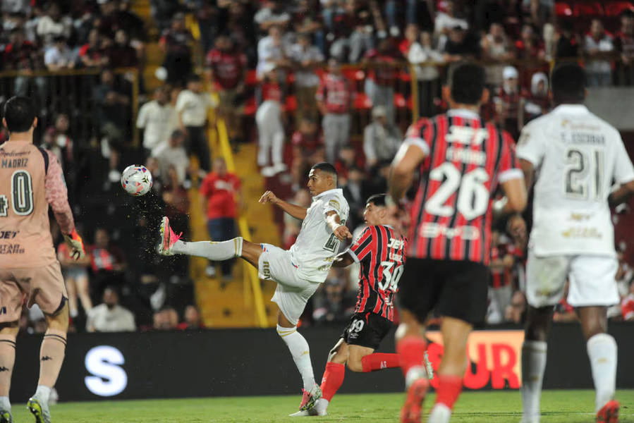 ¡Guerra en Alajuelense! Les dejan carteles amenazantes antes de viajar a Honduras