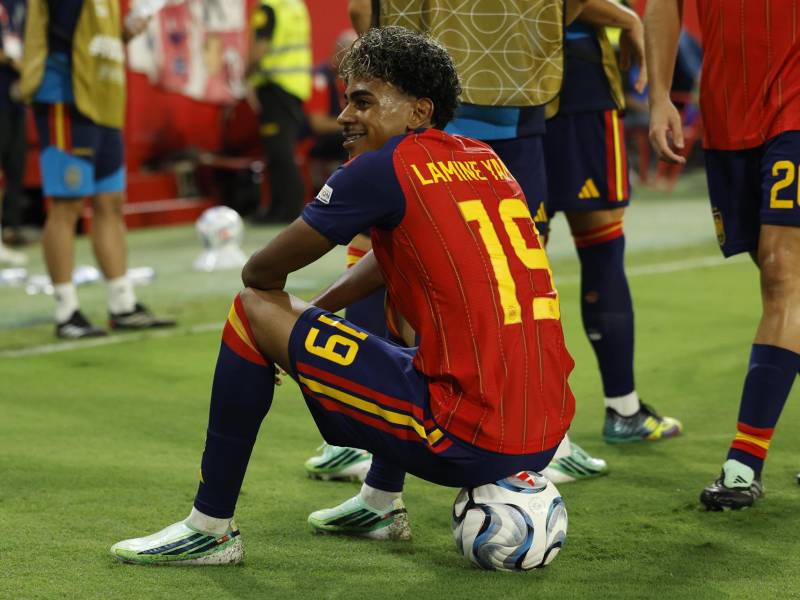 El delantero de la selección española Lamine Yamal celebra tras marcar el 3-1 ante Croacia